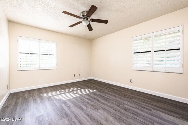 Building Photo - 4 Baywood Dr