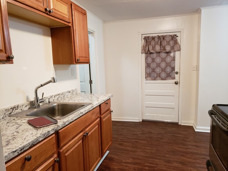 Building Photo - 253 Oak St