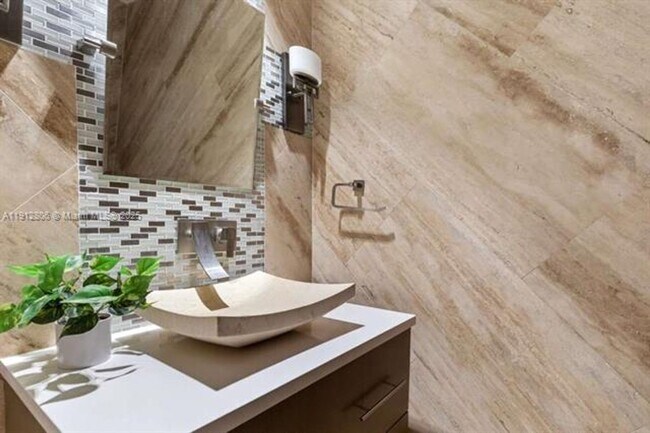 Building Photo - 808 Brickell Key Dr