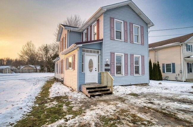 Building Photo - 1702 Lake St