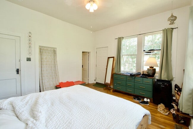 Building Photo - Charming 2-Bedroom Duplex in Prime Auburn ...