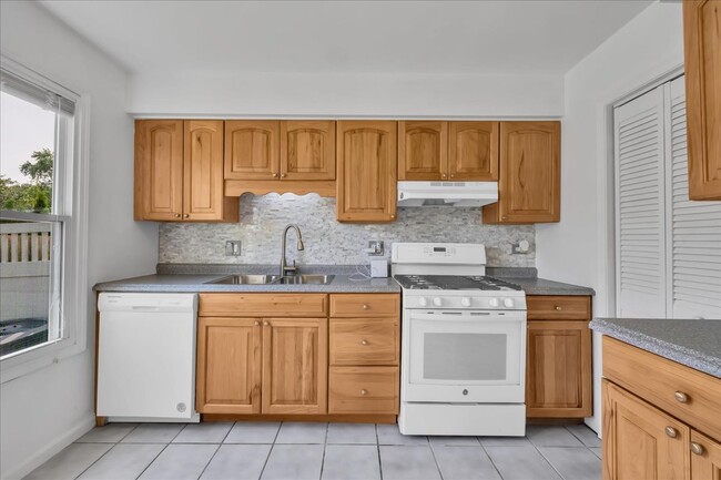 Building Photo - 1426 Walnut Cir
