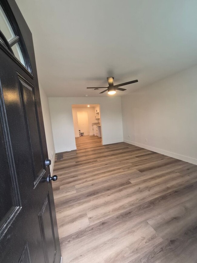 Building Photo - Beautifully Renovated 3 bedroom 2 Bath House