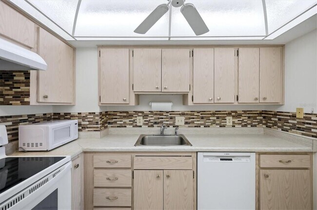 Building Photo - 555 S Gulfstream Ave