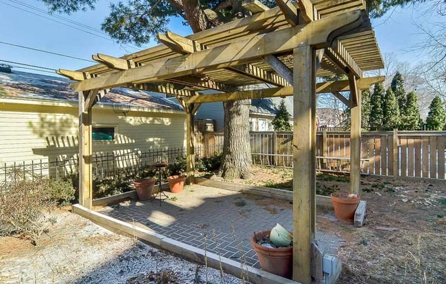 Building Photo - This Amazing 4BR/2 BA Home on Summit Hill ...