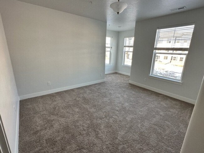 Building Photo - Gorgeous Condo!