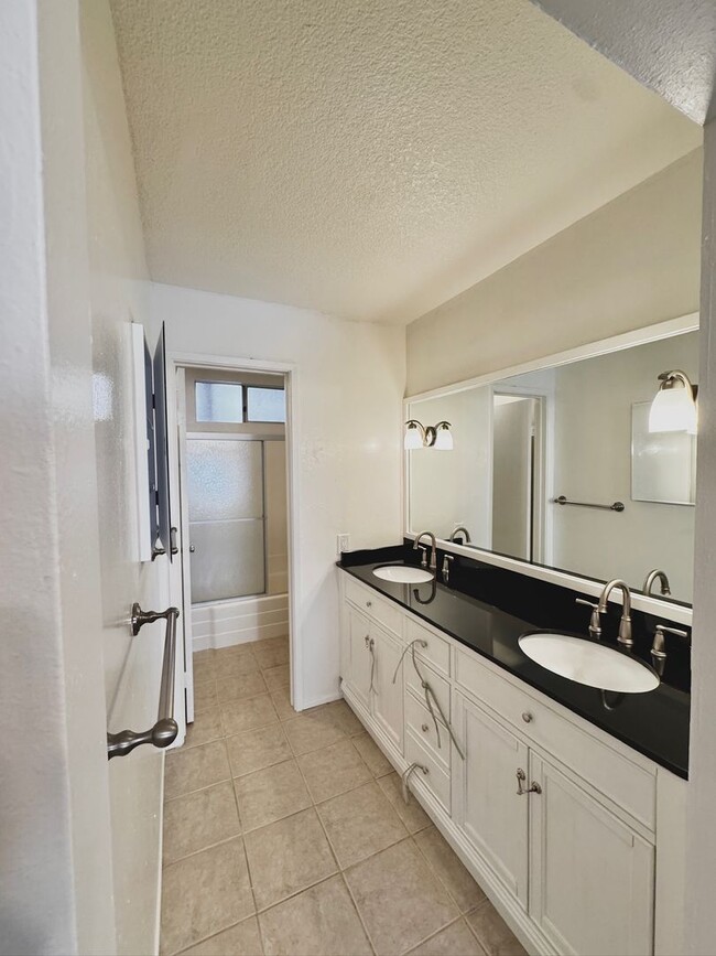 Building Photo - Mission Bay 2 Bed 2 Bath Condo with covere...