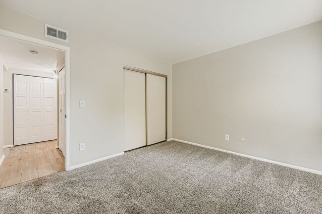 Building Photo - Stylish Townhome with Loft, Fireplace & Ga...