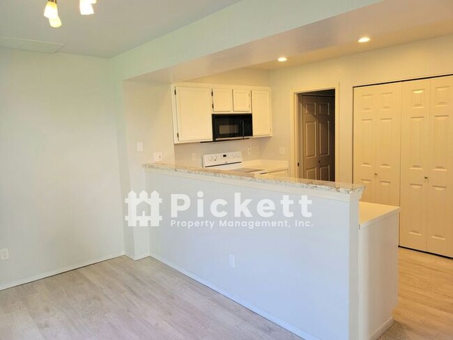 Building Photo - Lovely 3 Bedroom Ridgetop Townhome
