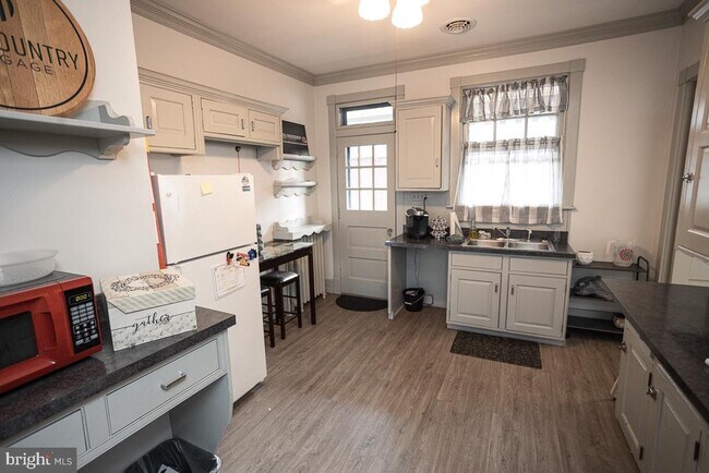 Building Photo - 261 Lincoln Way E