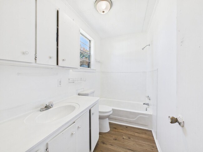 Building Photo - AFFORDABLE DUPLEX IN RAYNE!