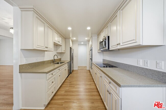 Building Photo - 141 S Linden Dr