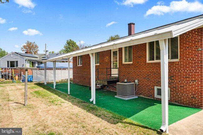Building Photo - 2521 Fairhill Dr