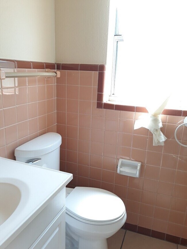 Building Photo - 3/1 With Garage In Audubon Park!