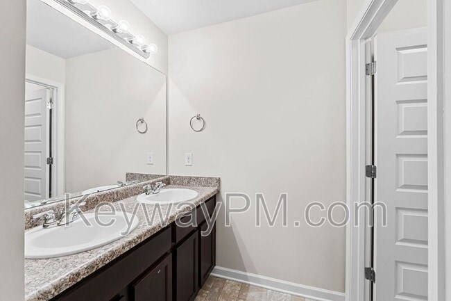 Building Photo - 5033 Vine Ln