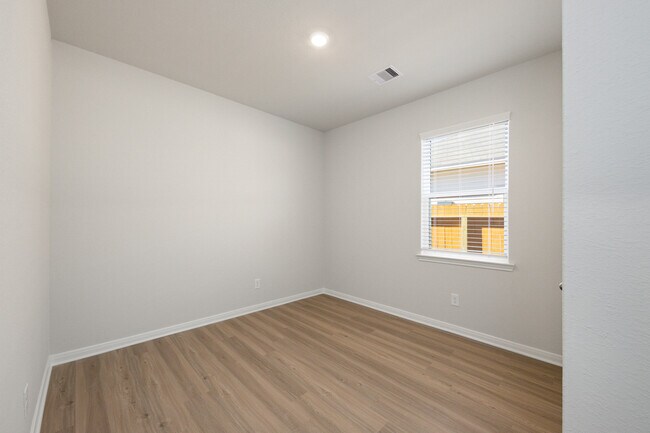 Building Photo - 15450 Maple Ter Dr