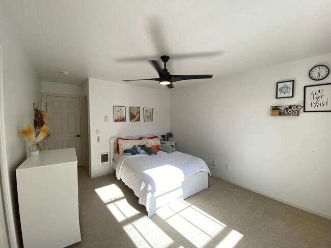 Building Photo - Location Location Location ~2 Bedroom 2.5 ...