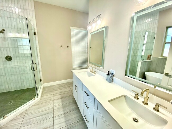 Building Photo - 303 Queen Sude Ln