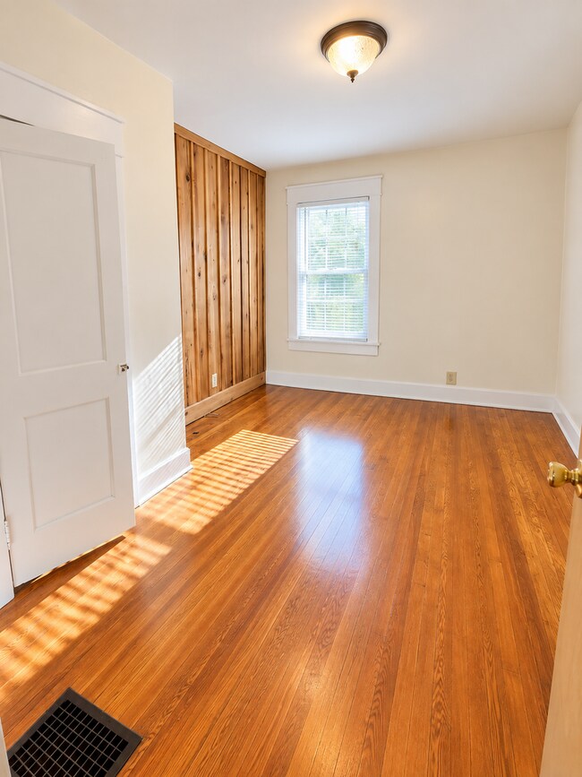 Building Photo - 211 E Cottage Grove Ave