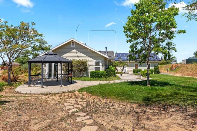 Building Photo - Designer Single-Story Home with Gourmet Kitchen & Mountain Views