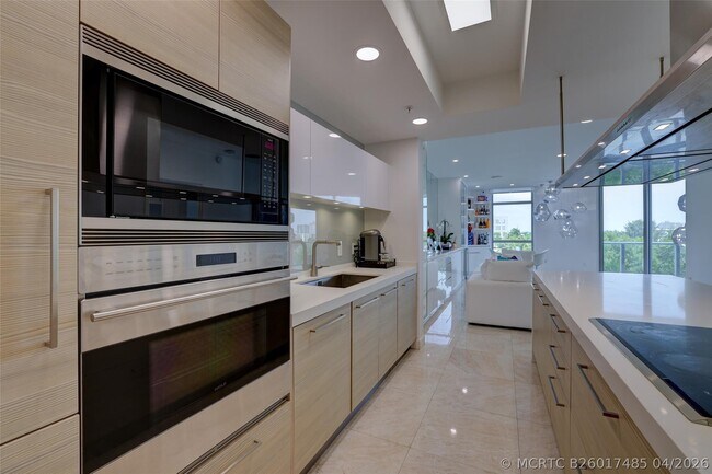 Building Photo - 17301 Biscayne Blvd