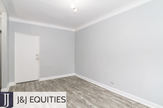 Interior Photo - 4070 N Kenmore Ave