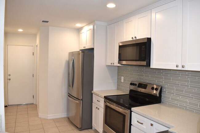 Building Photo - 3 Bedroom Townhome in El Cajon