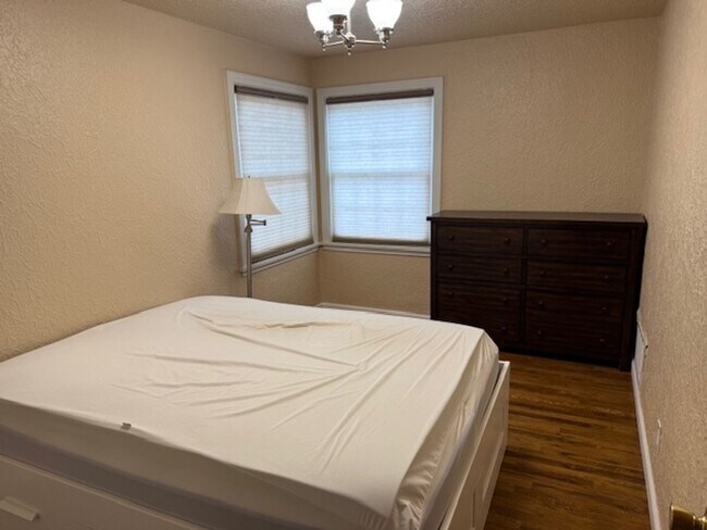 Building Photo - Perfect Old Colorado City 2 Bedroom