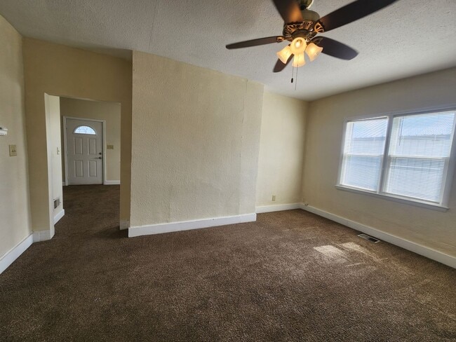 Building Photo - 2 Bedroom Home on the Southside