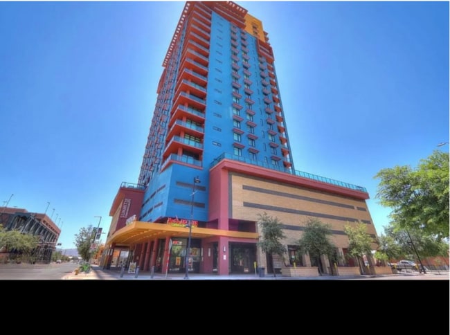 Building Photo - 310 S 4th St