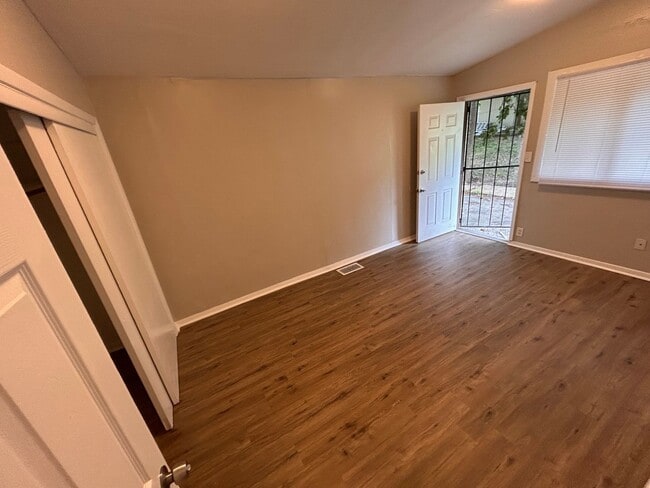 Building Photo - Easy and Breezy on Lakeview **1/2 Off 1st Month's Rent**