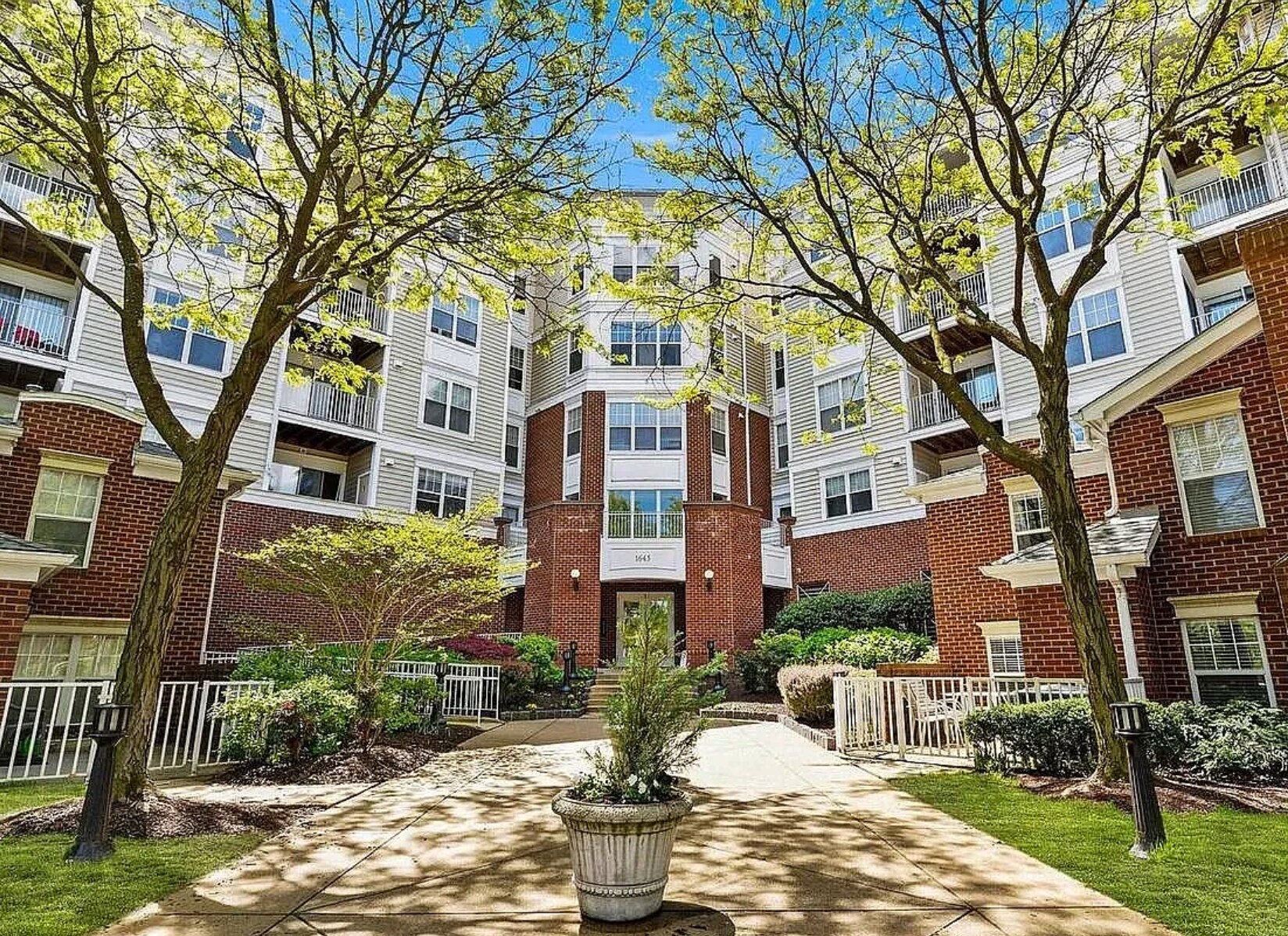 Building Photo - 1645 International Dr