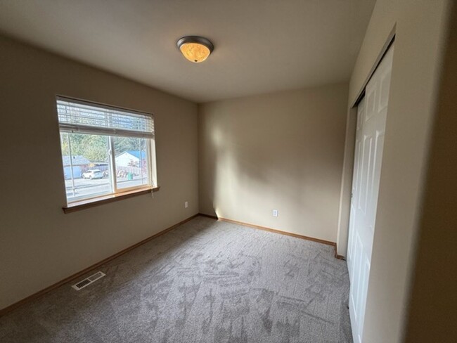 Building Photo - Spacious 5BD/3BTH Everett Home for Lease N...