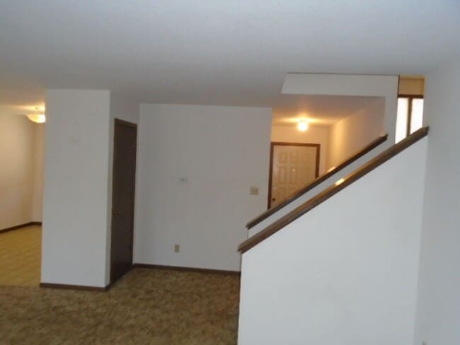 Building Photo - 706 Ridgewood Dr