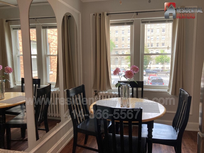 Building Photo - 1028 E Juneau Ave