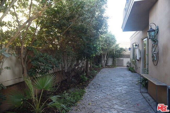 Building Photo - 2005 Robinson St