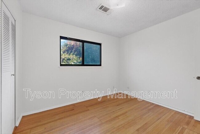 Building Photo - 9509 Dona Marguerita Ave NE
