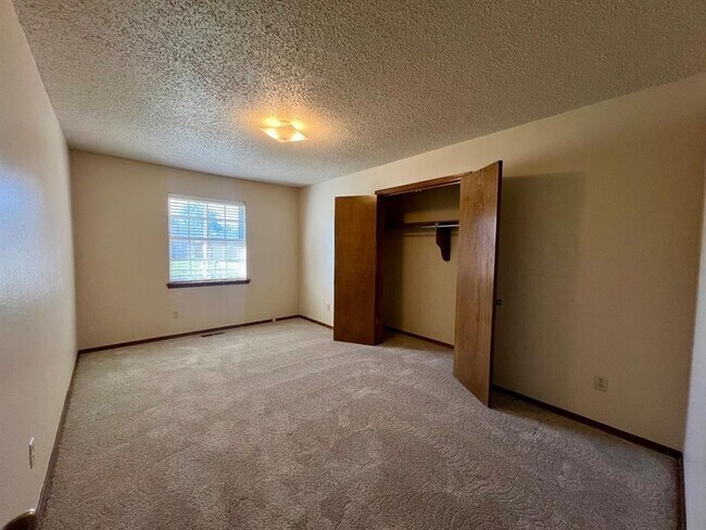 Building Photo - 1329 NE 20th Pl