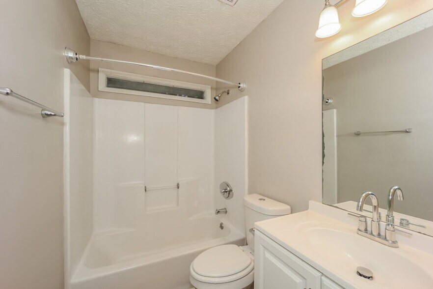 Building Photo - 540 Hillsdale Dr