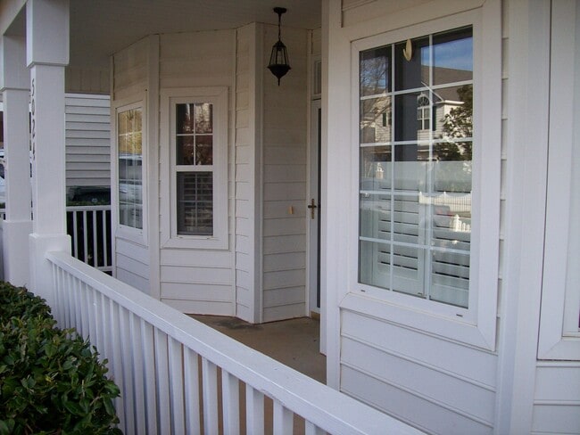Building Photo - 5024 Village Lawn Dr