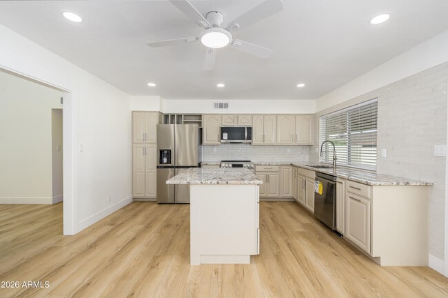 Building Photo - 1132 W Laguna Azul Ave