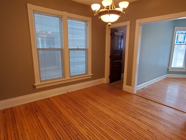 Building Photo - Historic eastside townhome