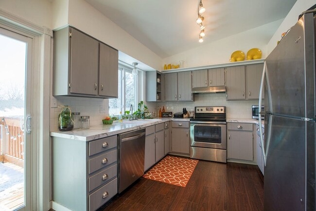 Building Photo - Charming 3-Bedroom Home on a Spacious Corn...