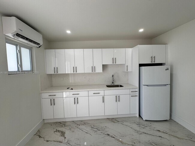 Building Photo - 11000 SW 47th Terrace