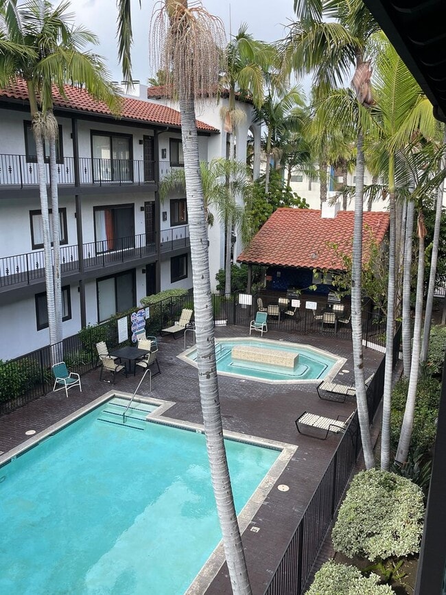 Building Photo - Los Caballeros #320