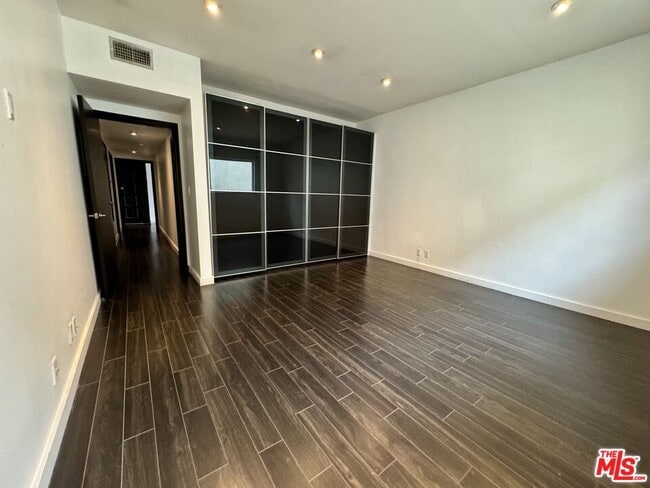 Building Photo - 825 Le Doux Rd
