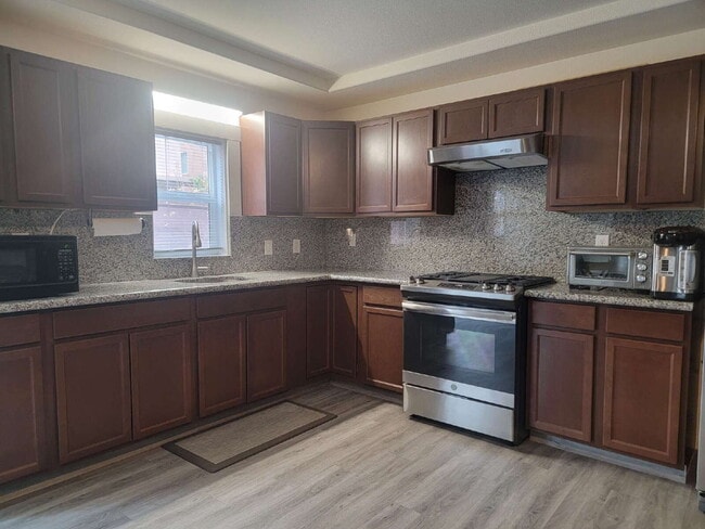 Building Photo - 4 bedroom home with a fully self  contained casita with a 3 car garage