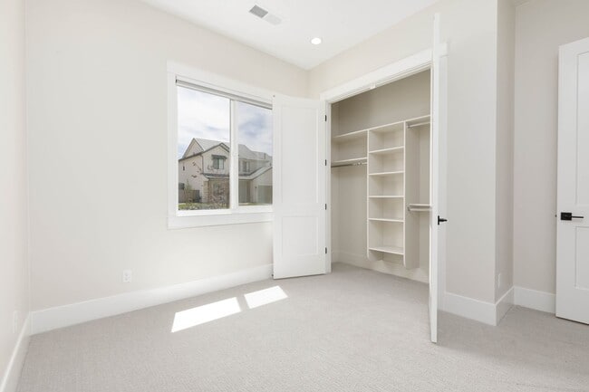Building Photo - Stunning  4 bed | 3 bath | 3 car garage cu...
