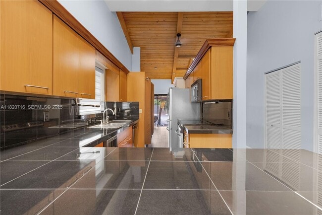 Building Photo - 2627 Parkview Dr S