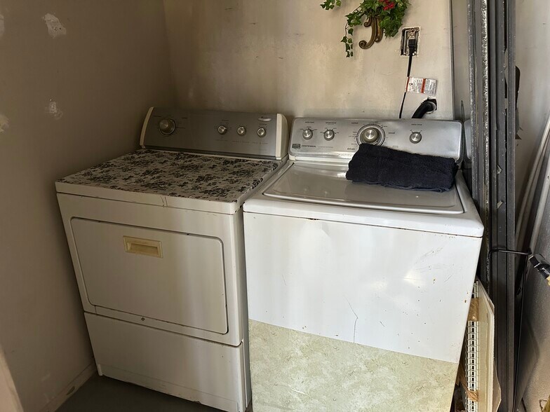 Building Photo - 2541 Oak Park Way